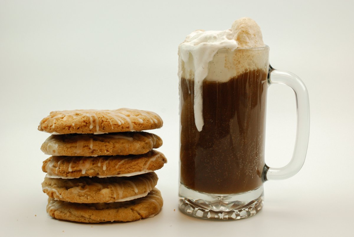 BreadsmithofWFB's tweet photo. All this month, enjoy our BRAND NEW Root Beer Float Cookie!  The old-fashioned combination of root beer and vanilla ice cream is reimagined as a cookie! 

Don't forget to view our August calendar:
https://t.co/oN3KTdxGqo

#BreadsmithMKE #yum #newfavoritecookie https://t.co/oczdBU2sLl