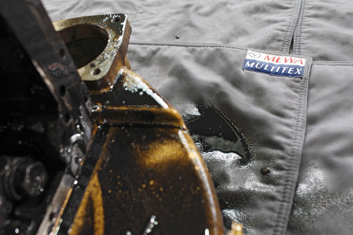MEWA_EN's tweet image. Did you know we have products other than our famous cloths? 

That's right! We also offer oil-trapping mats to catch leaks and drips wherever they may happen. Multitex oil mats can absorb up to 3 litres of engine oil! 

hubs.li/Q01YrLxV0
#textilsharing #multitex