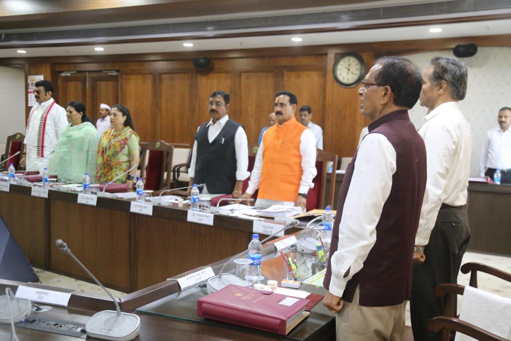 CMMadhyaPradesh's tweet photo. मुख्यमंत्री श्री @ChouhanShivraj की अध्यक्षता में आज मंत्रिपरिषद की बैठक मंत्रालय सभाकक्ष में राष्ट्रगीत वंदे मातरम के सामूहिक गान के साथ प्रारंभ हुई। बैठक में कई महत्वपूर्ण विषयों पर चर्चा की गई। https://t.co/2oy0aBj9lH