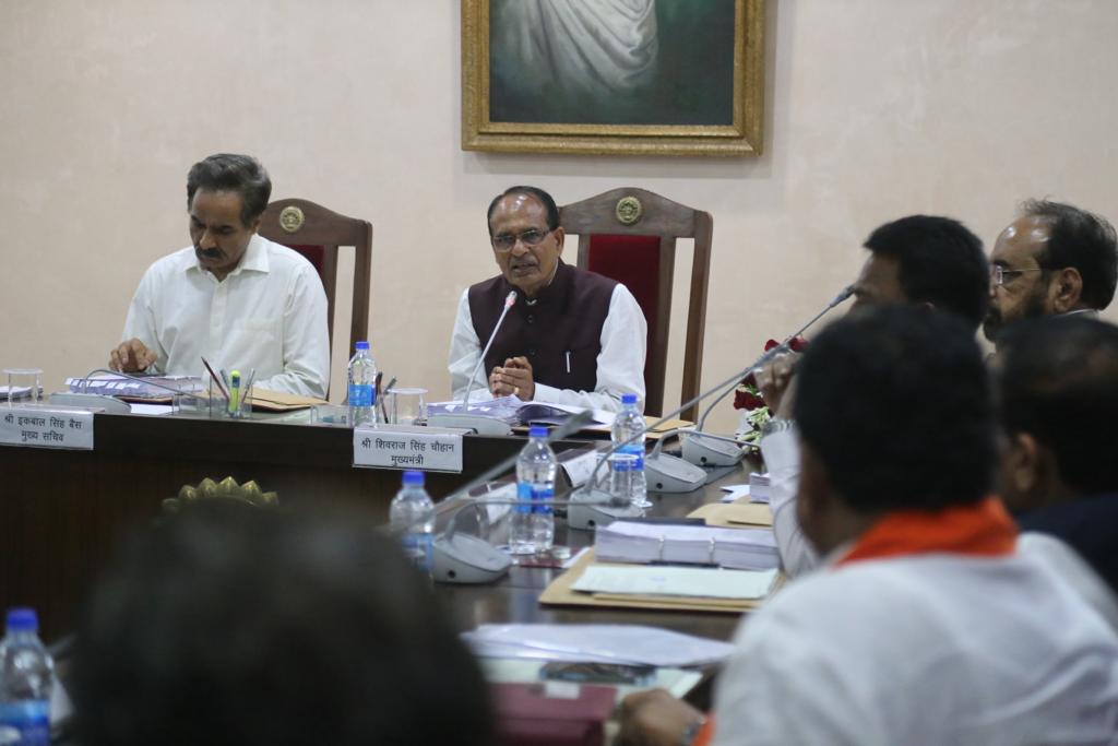 CMMadhyaPradesh's tweet photo. मुख्यमंत्री श्री @ChouhanShivraj की अध्यक्षता में आज मंत्रिपरिषद की बैठक मंत्रालय सभाकक्ष में राष्ट्रगीत वंदे मातरम के सामूहिक गान के साथ प्रारंभ हुई। बैठक में कई महत्वपूर्ण विषयों पर चर्चा की गई। https://t.co/2oy0aBj9lH