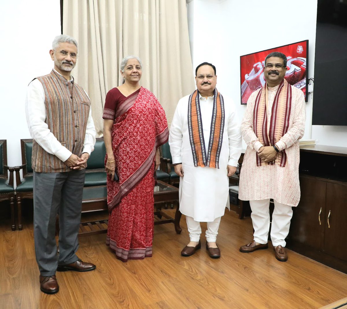 dpradhanbjp's tweet image. A remarkable sight to see Adhyaksh Shri @JPNadda ji, FM @nsitharaman ji and EAM @DrSJaishankar ji wearing the beautiful Sambalpuri Ikat. I am grateful to them for this endearing gesture to honour the #SambalpuriDay celebrations and marking their respect for Odisha’s culture.