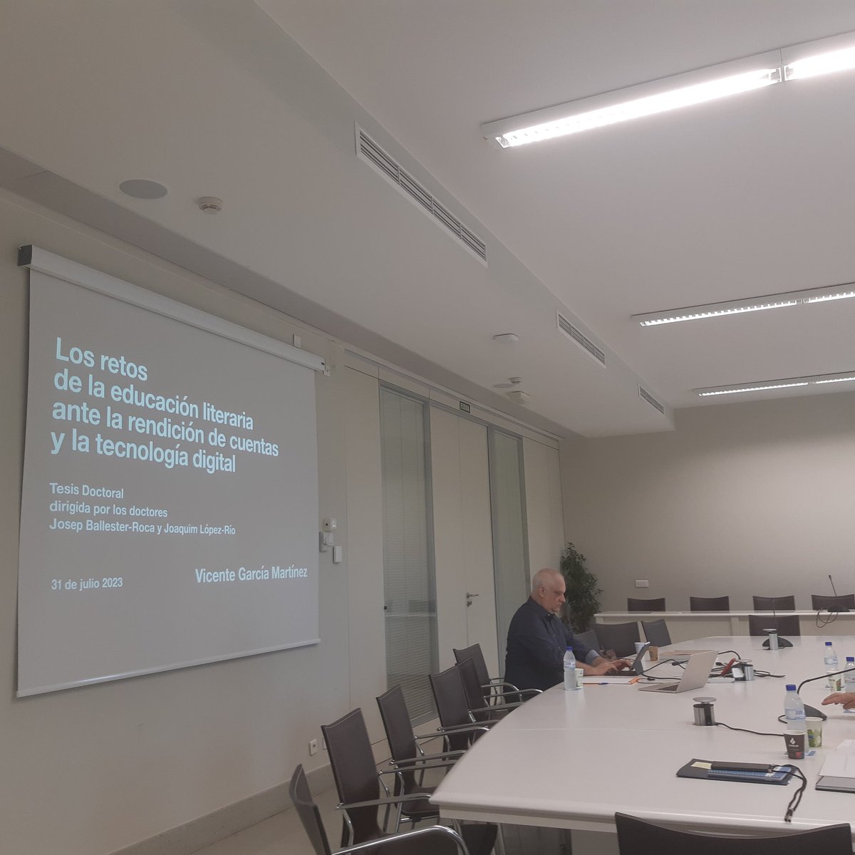 GrupElcis's tweet photo. Ahir vam tenir la gran satisfacció que el company Vicent Garcia Martínez del grup Elcis, va defensar la seu tesi doctoral.

Enhorabona Vicent per la qualificació i la feina ben feta!

@josepballesterr @AspirinaWoolf @RRosaweb @oltramiquel @rodrigofran9 @JoseVicenteSL @DomiFajkis https://t.co/JKbQTxLWso