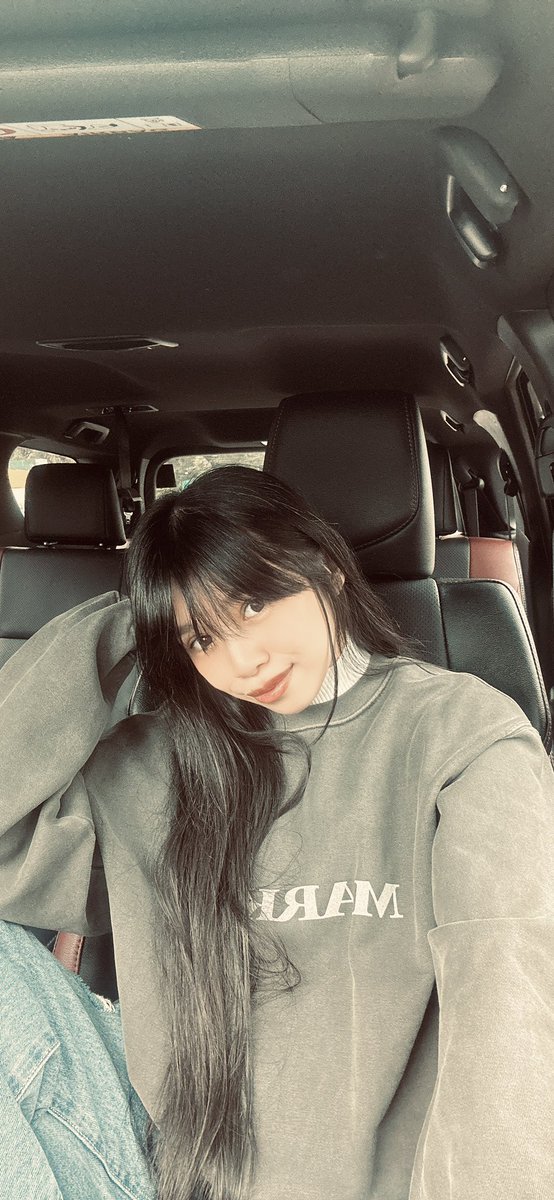 nixsofly's tweet photo. sweater weather ⛈️ https://t.co/IaXNBnpmLY