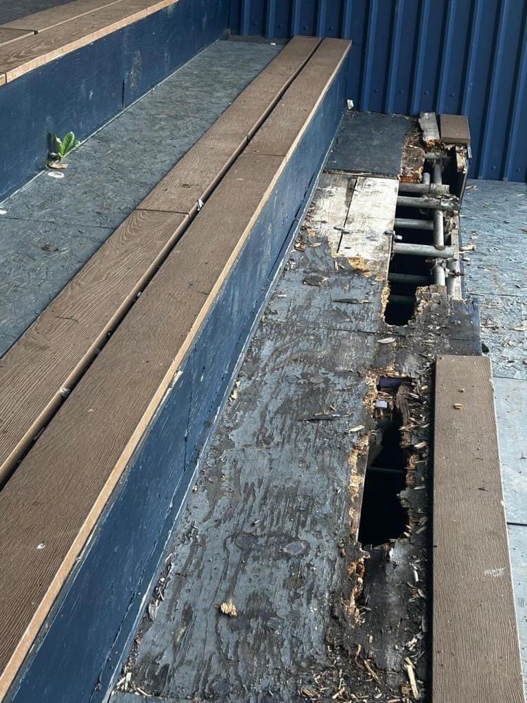 Bargoedrfc's tweet photo. If anyone got any information regarding the damage to our facilities please can you get in contact. Or educate your kids that doing stuff like this just isn't right 🤬🤬🤬🤬 (1/2) https://t.co/QAxq4D5IXL