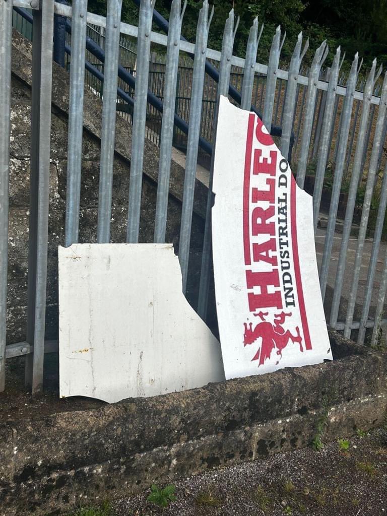 Bargoedrfc's tweet photo. If anyone got any information regarding the damage to our facilities please can you get in contact. Or educate your kids that doing stuff like this just isn't right 🤬🤬🤬🤬 (1/2) https://t.co/QAxq4D5IXL