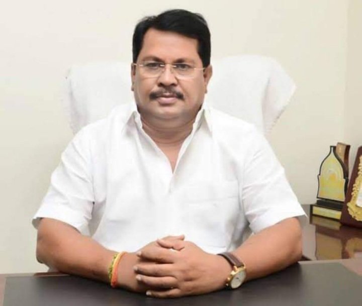 Chandrapur_DMC's tweet photo. माजी कॅबिनेट मंत्री आदरणीय विजयभाऊ वडेट्टीवार यांची विरोधी पक्ष नेतेपदी निवड झाल्याबद्दल हार्दिक अभिनंदन!!
@VijayWadettiwar 
@Vijay_W_Office https://t.co/dxsv9avYJ4