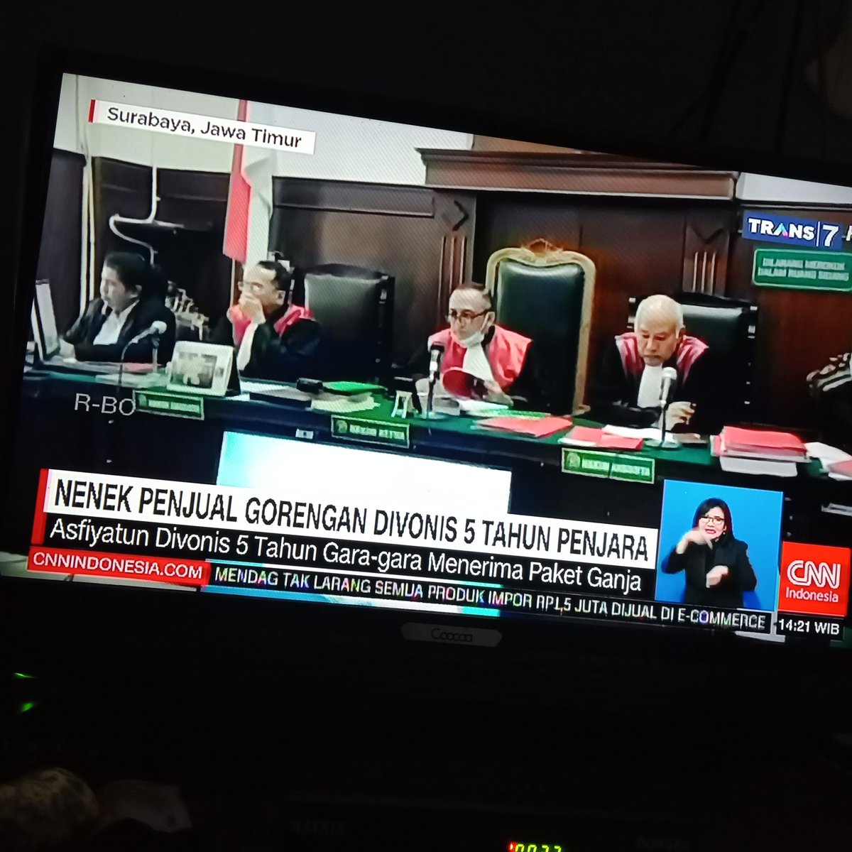 urbaeanns's tweet photo. sumpah ini neneknya kasian bgt. KATANYA, si nenek gatau apa-apa tentang isi paket itu .. dan yang punya paket itu tuh punya anaknya. https://t.co/eeuMJFTET7