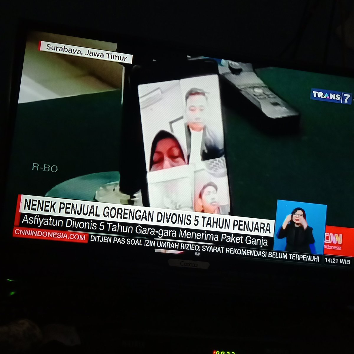 urbaeanns's tweet photo. sumpah ini neneknya kasian bgt. KATANYA, si nenek gatau apa-apa tentang isi paket itu .. dan yang punya paket itu tuh punya anaknya. https://t.co/eeuMJFTET7