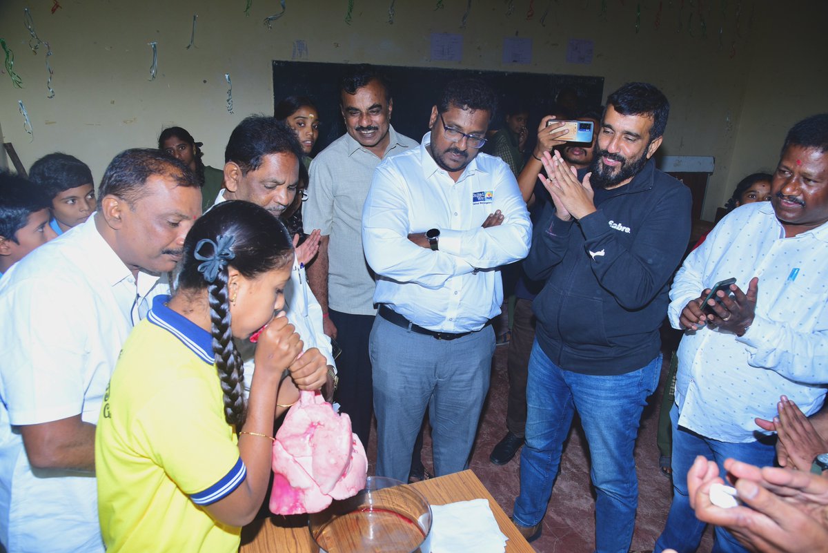 Sabre_India's tweet image. Sabre has partnered with @uwbe to establish #STEMlabs in 6 schools, situated in rural areas of Karnataka, which will benefit over 1600 students. Sriram Gopalswamy inaugurated the labs last week interacted with students, listening to their ideas and thoughts. #CSR #STEM #TWMTH