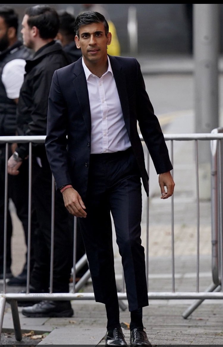 Mrfyn's tweet image. Who dresses him seriously? 
Those kecks! #Tosser