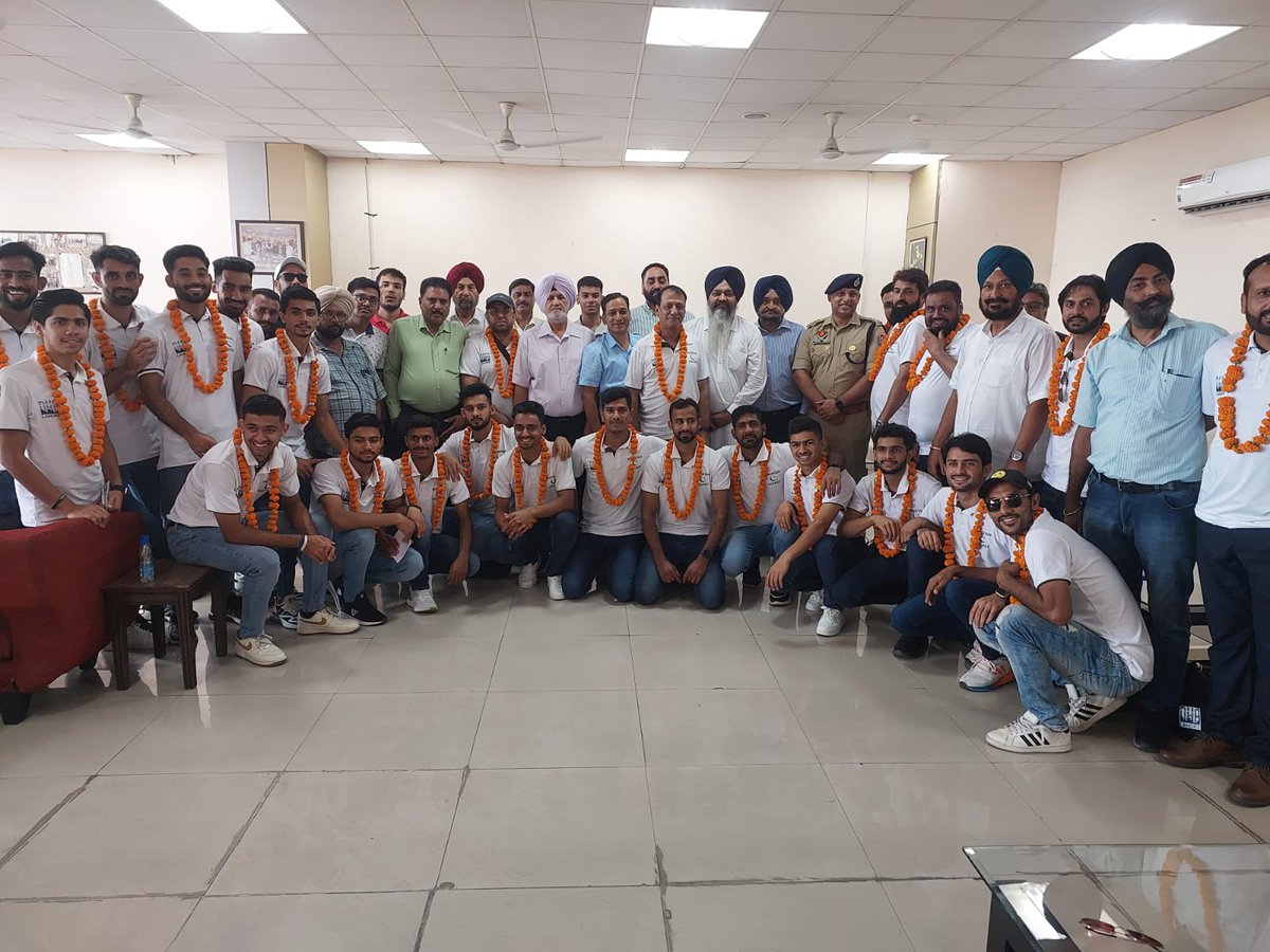 imyousafanjum's tweet photo. #ChennaiHockey After crossing Wagha Border Pakistan hockey team welcome from Indian side officials for #AsianChampionsTrophyChennai #ACT2023 #PaskistanHockeyTeam #HACT2023 #AsianHockeyFedration
#AsianHockeyFederation #HeroACT #AsiaHockey
@asia_hockey
@FIH_Hockey
@GovtofPakistan https://t.co/TgOJFDYdrh