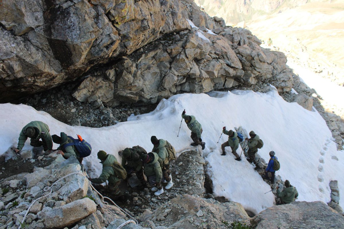 BharatDefenders's tweet photo. #KargilWar
To mark the first anniversary of the Rechristening of Pt 5140 as #GunHill, #IndianArmy Gunners undertook an expedition to #GunHill in #Dras.
#IndianArmy https://t.co/P6X632Q0WL
