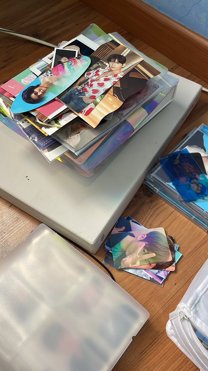 _dadadawon's tweet photo. Clearing my house and found tons of extra sf9 merch. Anyone would like to get it for cheap price? https://t.co/gTtjjzlK4e