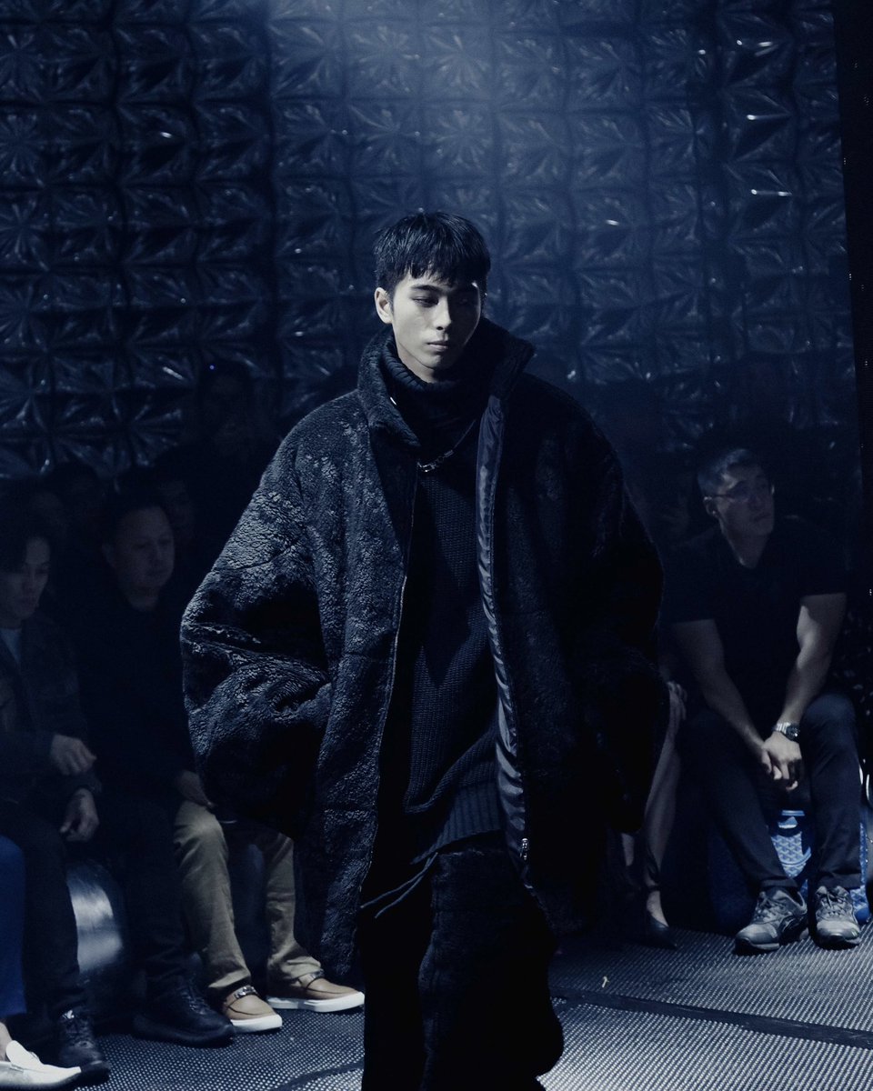 Ellis Co presented his Fall/Winter collection for .ARCHIVES titled the “ARC 02: Digital Oasis” that foregrounds an identity revolving around dark fashion and distorted proportions. Read more via lofficielph.com.