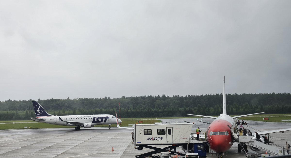 SzczecinAirport's tweet photo. Nowy miesiąc wita nas dość chłodno, pochmurnie i deszczowo. 🌧️
Ale spokojnie w kolejnych dniach jest szansa na poprawę pogody.😊
📸Na zdjęciu #embraer170 @LOTPLAirlines oraz #Boeing737 @Fly_Norwegian.
#LatamzeSzczecina #SZZWAW #SZZOSL https://t.co/KEZutzp44k