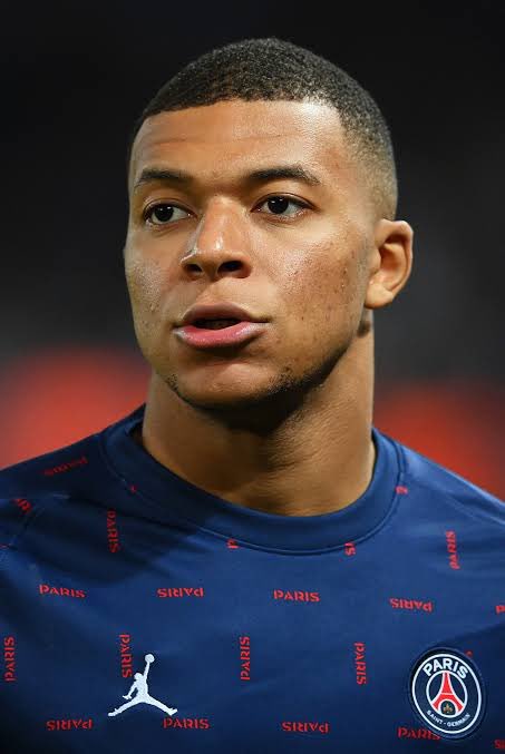 🚨Exclusive - Mbappe has offers from these clubs: Manchester United, Real Madrid, PSG (Renewal), Chelsea, Inter Milan, and Barcelona.

His inner circle believes that the best option for him is to move to the Premier League.

#Mbappe #PSG #RealMadrid #ManchesterU #TransferNew
#KM