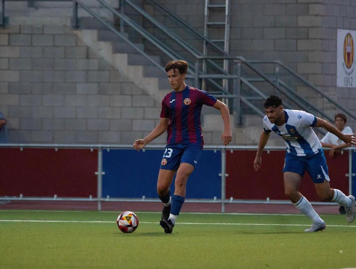 FCLESCALA's tweet photo. ➡️ de la Base al Primer Equip!

Els 𝗷𝘂𝘃𝗲𝗻𝗶𝗹𝘀, Jan Artacho, Miquel Torrenta i Hassan Ba, van jugar amb el Primer Equip en el partit contra l’Espanyol B i participaran en aquesta #pretemporada!! 

#somlescala #JuntsFemHistòria ❤️💙 https://t.co/kK6txpZf8E