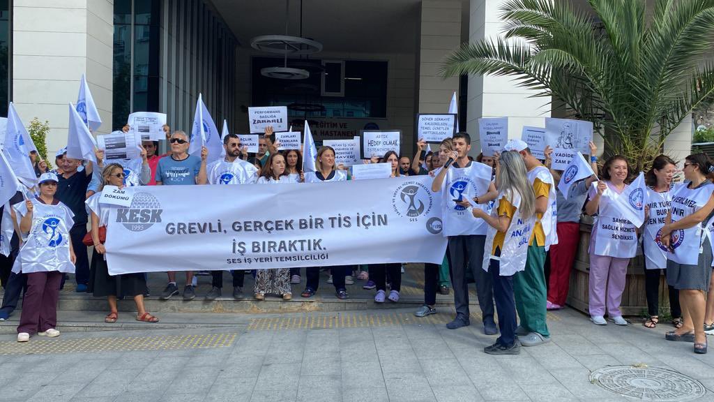 sesgenelmerkezi's tweet photo. Haklarımız ve taleplerimiz için iş bıraktık!  
📢#AlandanSESleniyoruz #TİS

📍İstanbul Taksim Eğitim ve Araştırma Hastanesi https://t.co/qEYCVbwn7T