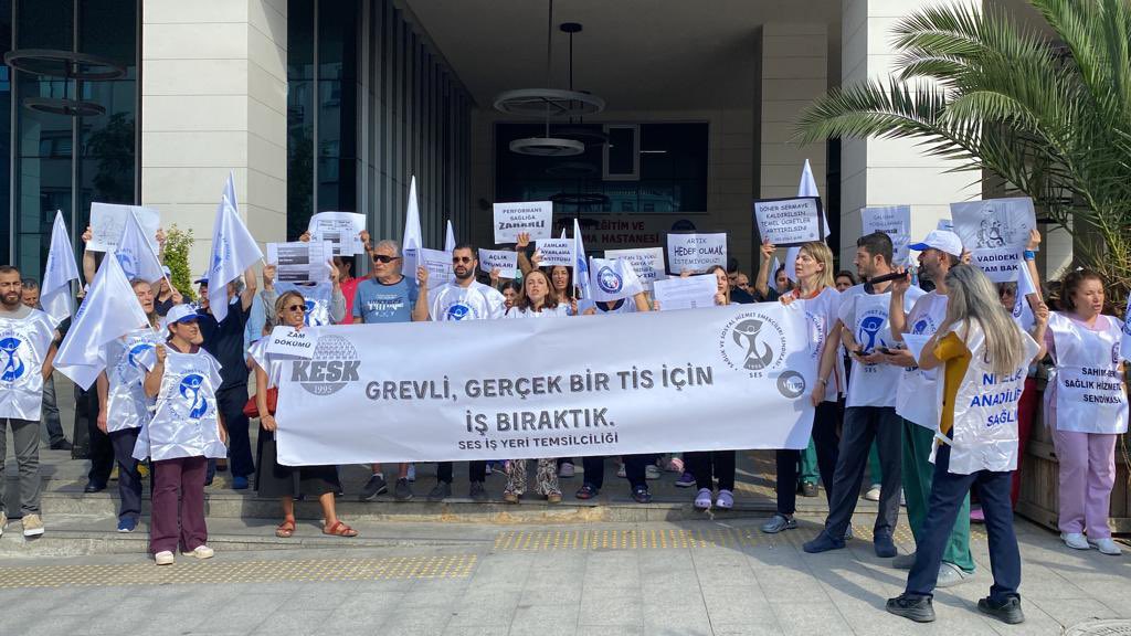 sesgenelmerkezi's tweet photo. Haklarımız ve taleplerimiz için iş bıraktık!  
📢#AlandanSESleniyoruz #TİS

📍İstanbul Taksim Eğitim ve Araştırma Hastanesi https://t.co/qEYCVbwn7T
