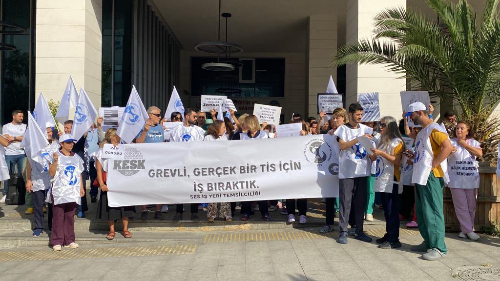 sesgenelmerkezi's tweet photo. Haklarımız ve taleplerimiz için iş bıraktık!  
📢#AlandanSESleniyoruz #TİS

📍İstanbul Taksim Eğitim ve Araştırma Hastanesi https://t.co/qEYCVbwn7T