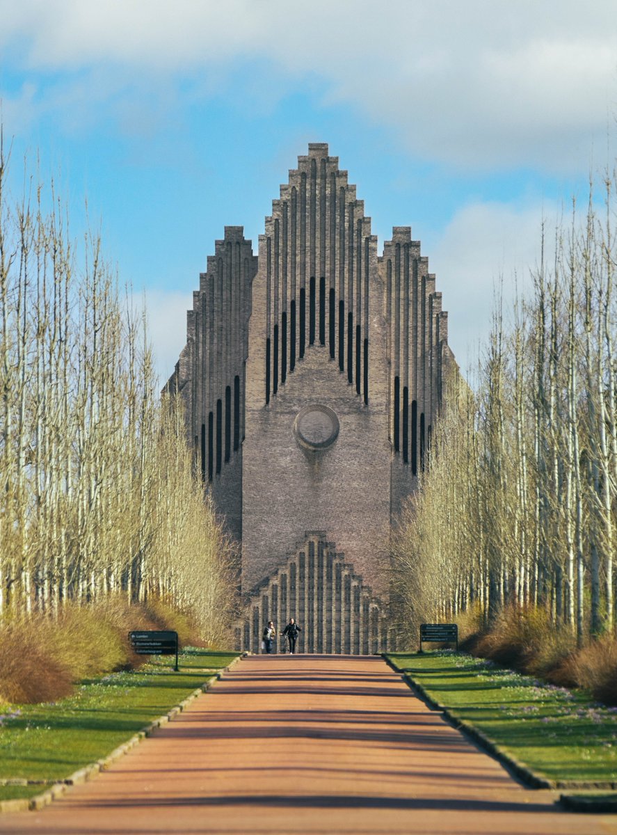 rheingang's tweet image. 벽돌 6백만 개가 사용된 이 독특한 교회는 코펜하겐에 있다. 나라를 위기에서 구한 그룬투비 목사를 기념해 지어진 이 교회는 1921년에 시작돼 1940년에야 완공. 국민 모금으로 지어졌을 정도로 덴마크인들에겐 소중한 자산. 실내는 단순하면서 경건하고 미래적이기까지 하다
사진:Sophia Bergholm