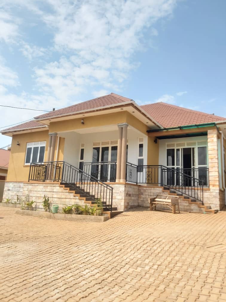 shukranproperty's tweet photo. BEAUTIFUL HOUSE FOR SALE AT #KITENDE ON #ENTEBBE ROAD WITH #4BEDROOMS, SEATING, DINING, KITCHEN, THREE TOILETS, MAID'S ROOM, #BOYSQUARTER AND STORE ON #14DECIMALS MAILO LAND WITH TITLE AT ASKING PRICE #450M NEGOTIABLE. IT'S HALF KILOMETER OFF ENTEBBE ROAD
CALL 0706592177
Kissing https://t.co/3Ua7f2MCOA