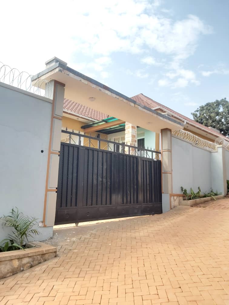 shukranproperty's tweet photo. BEAUTIFUL HOUSE FOR SALE AT #KITENDE ON #ENTEBBE ROAD WITH #4BEDROOMS, SEATING, DINING, KITCHEN, THREE TOILETS, MAID'S ROOM, #BOYSQUARTER AND STORE ON #14DECIMALS MAILO LAND WITH TITLE AT ASKING PRICE #450M NEGOTIABLE. IT'S HALF KILOMETER OFF ENTEBBE ROAD
CALL 0706592177
Kissing https://t.co/3Ua7f2MCOA