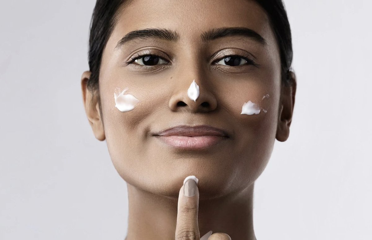Do you use moisturizer with SPF? Is it enough for sun protection? Dr. Bailey weighs in on this important topic on sun block moisturizer.  #sunblok #sunblock #sunscreen drbaileyskincare.com/blogs/blog/doe…