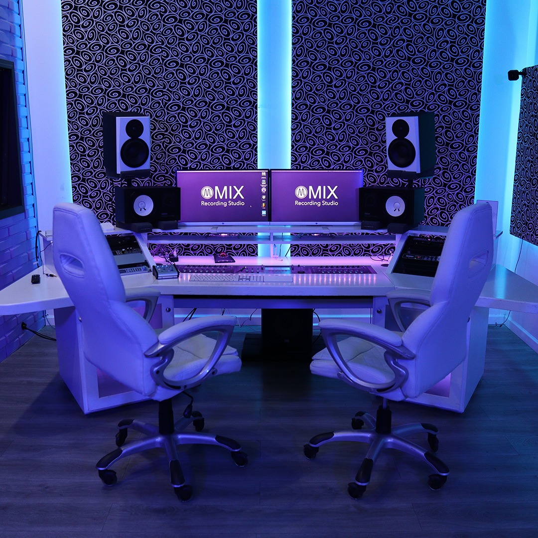 mixrecstudio's tweet photo. Ready to bring your music to life in the studio? Look no further! Come record with us and let your talent shine. Book your session today😍
.
.
.
#mixrecordingstudio #losangeles #recordingstudio #music #musicvideo #studio #musicproducer https://t.co/xupnBG2yPu