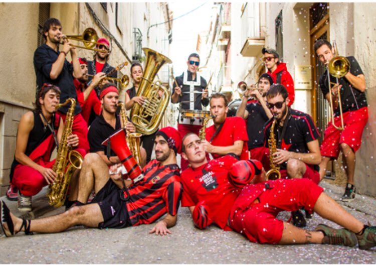 SuCapellades's tweet photo. Un dels bolos que foten mes il.lusió de la @Fmp_KP d’aquest any, és el que tindrà lloc el diumenge 13/08 (20h) a la plaça de la Bassa amb els cracks de la @SidralBrassBand !
Per a tots els públics! No us ho perdeu, que molarà! #FMP23 #tardeo https://t.co/nqic3vvz87