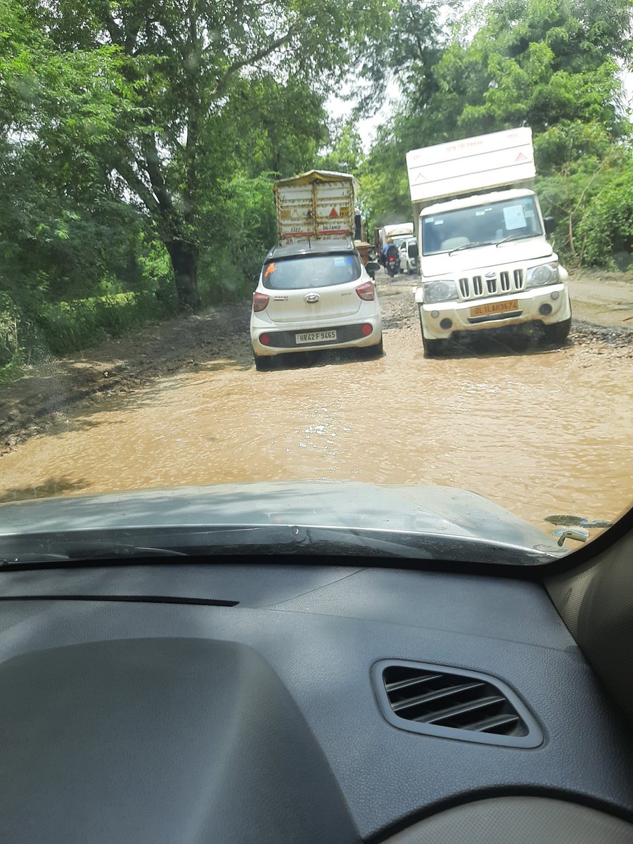 BehlPurshotam's tweet photo. @CMODelhi @Saurabh_MLAgk @pwddelhi @timesofindia @ArvindKejriwal The condition of Road from Shobha project Gurgaon to Delhi Bajghera border is in such poor condition, as if we are traveling in Bihar, please ask pwd to inspect and repair immediately. https://t.co/WEQWZpWQO9