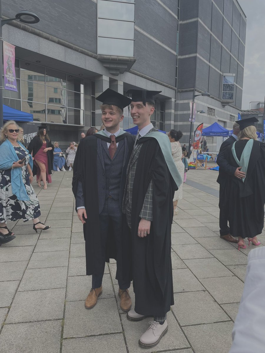 ryan_chatton's tweet image. I GRADUATED 🥳❤️ 

Such an amazing day with the BEST people. I will honestly never forget these three years. Thank you to everyone who’s helped me along the way, and a huge shoutout to all the teachers @LeedsMusicDrama !! 

See you all soon x