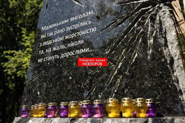 Ded_Mityi's tweet photo. Это памятник  Украинским детям убитым русскими.  Детям, застреленным в лицо, ра��орванным бомбовыми ударами, раздавленным бетонными обвалами в домах. Сгоревшим заживо и умершим от сексуального насилия орков.
Да, ��амятник сильный.
Памятник установлен в Харькове. Автор -Янченко. https://t.co/DIqXF6aaeh