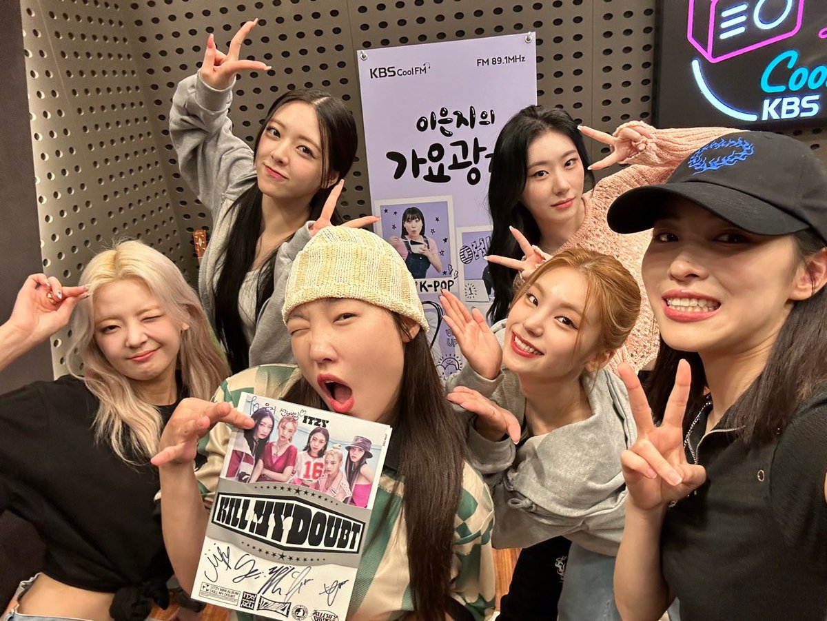 ITZYofficial's tweet photo. [ #가요광장 ]
화요일을 여는 ITZY의 주문 🍰CAKE🍰

❤️‍🔥Replay
https://t.co/QbCY0CiGXg

#ITZY #MIDZY @ITZYofficial
#ITZY_KILLMYDOUBT
#ITZY_CAKE
@CUBEentertainer https://t.co/CUuzJAwrrI