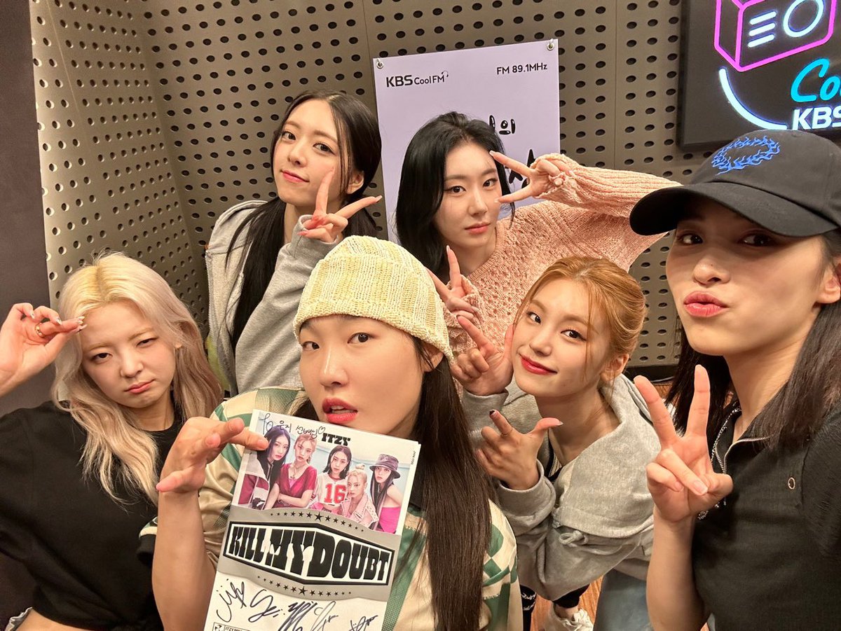 ITZYofficial's tweet photo. [ #가요광장 ]
화요일을 여는 ITZY의 주문 🍰CAKE🍰

❤️‍🔥Replay
https://t.co/QbCY0CiGXg

#ITZY #MIDZY @ITZYofficial
#ITZY_KILLMYDOUBT
#ITZY_CAKE
@CUBEentertainer https://t.co/CUuzJAwrrI