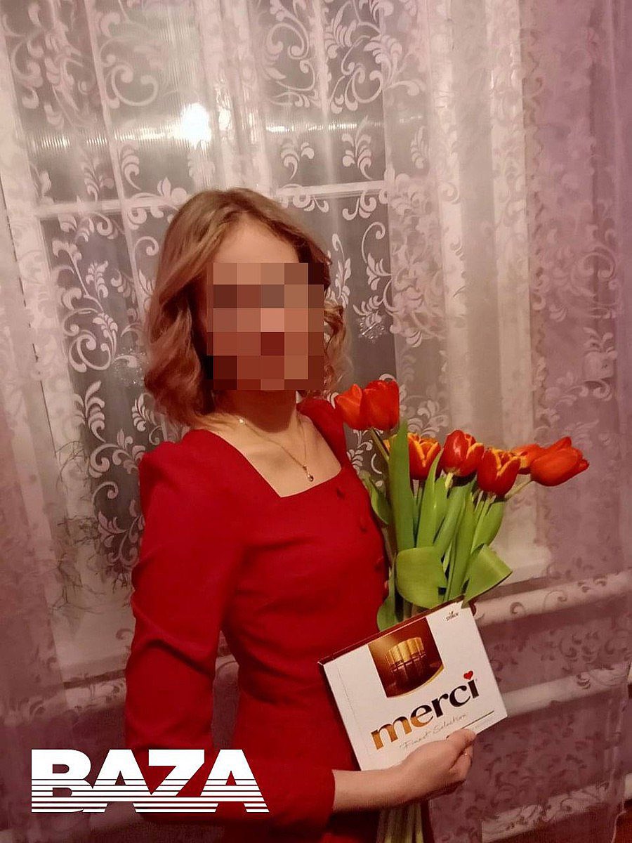 svtv_news's tweet photo. В Воронежской области учительница подожгла военкомат, чтобы задержать преступников — Baza

По данным правоохранителей, вчера вечером 24-летняя Ольга П. приехала к зданию комиссариата в Россоши и швырнула в него коктейль Молотова. Девушку схватили, и в полиции она рассказала, что ей позвонил неизвестный, представившийся сотрудником Центробанка. Он сообщил, что с её банковским счётом якобы совершают мошеннические действия. Вскоре учительнице истории позвонили «сотрудники полиции», заявившие, что она может помочь задержать злоумышленников, если бросит коктейль Молотова в военкомат. Девушка согласилась.

Всего же за минувшие сутки произошло сразу 9 попыток поджога военкоматов. И все они связаны со звонками от якобы работавших в силовых структурах людей. Так, 55-летнего жителя Санкт-Петербурга тоже убедили, что он поможет следствию, если подожжёт военкомат. Для надёжности мужчина заодно протаранил машиной ворота.