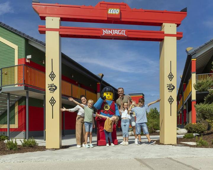 Happy #ToriiTuesday! I'm ded tired from touring a big group of students around Japan, but still wanted to post a lil something. Here's a bonus PLASTIC #torii I left out last week. I present #LEGO TORII! ⛩️🏰

You'll see this gate design in many parks' #Ninjago area (NY/CA/🇩🇪). 🧵