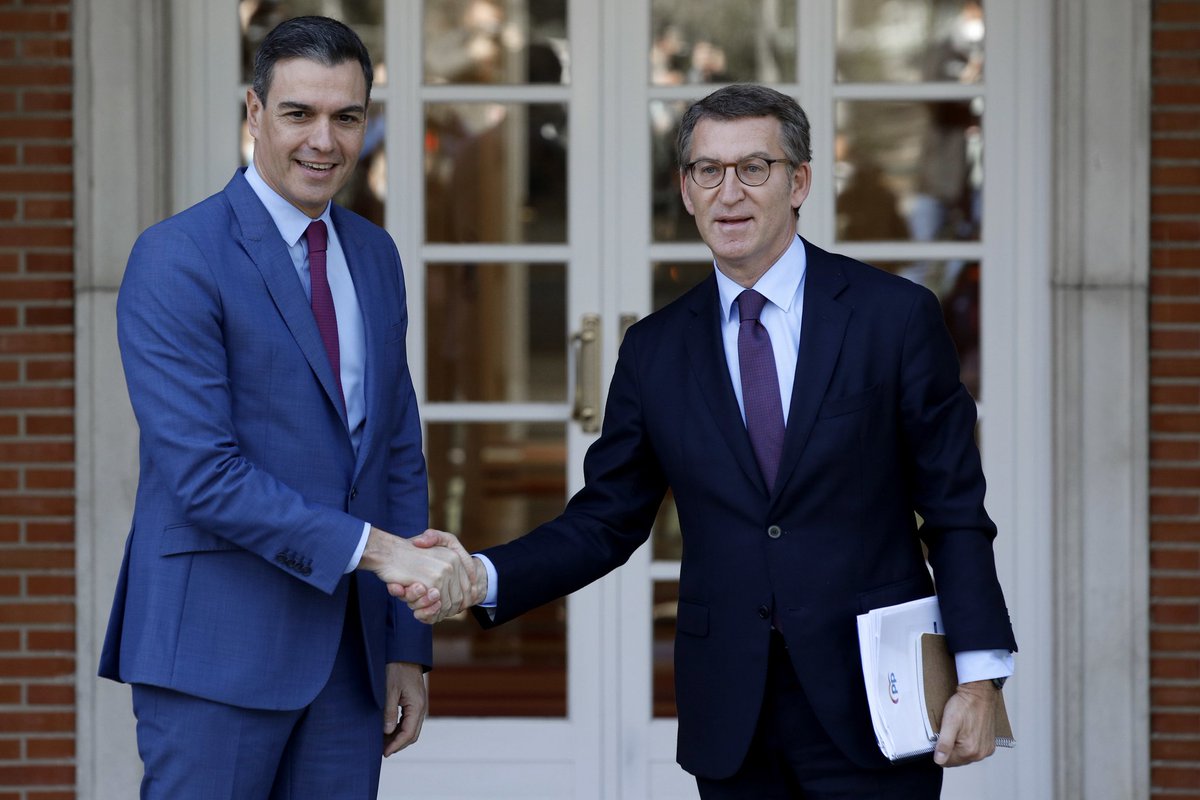 ESdiarioCV's tweet photo. ¿Quién piensas crearía más y mejor empleo en España? 

🔄 Sánchez
❤️ Feijóo https://t.co/0NLWi9rdLk