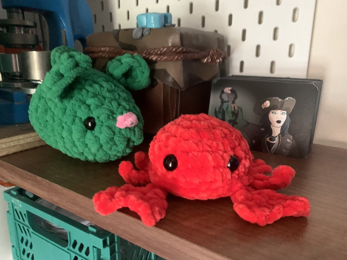 There’s always potential for new friends to be found on the seas… or in your pocket! These two guys keep my company while I work. What should I name them? #SeaOfThieves #BeMorePirate