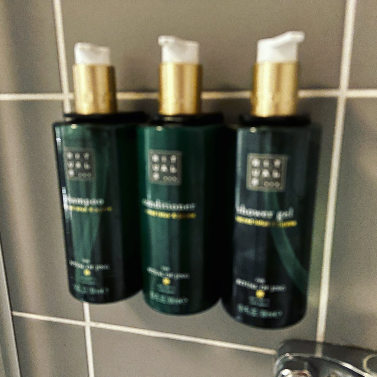 Saker som tillhör medelåldern: Varje gång jag ska duscha på hotell tar jag av de progressiva glasögonen och kliver in. Bara för att sekunden efter gå ut, ta på dem igen, tillbaka i duschen för att memorera ordningen på flaskorna, gå ut och lägga av glasögonen igen.
Varje. Gång.🙄