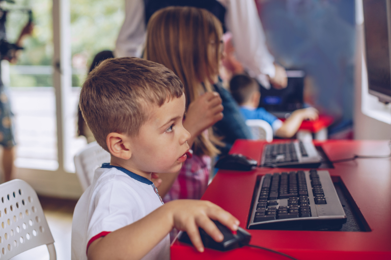 Conibambini's tweet image. Nelle aree periferiche meno competenze digitali e aule di #informatica. I giovani italiani raggiungono minore livello di competenze #digitali adeguato. Ruolo di #scuola e comunità educante diventa centrale. Leggi il report @openpolis #conibambini ➡️tinyurl.com/divario-digita…