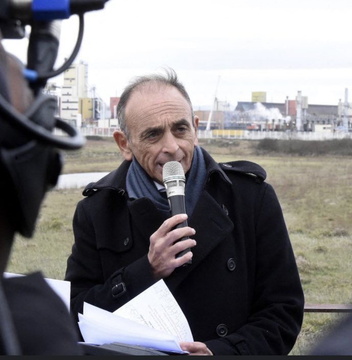 MediaZbeul's tweet photo. 🚨 ALERTE INFO - Éric Zemmour s’apprête à sortir un nouveau jeu TV la « Zone Z ». 

♦️ Le but : 10 migrants devront partir dans la Méditerranée avec un bateau de fortune. Il devra répondre à des questions de culture générale pour améliorer son embarcation et essayer de rejoindre la France le plus rapidement possible