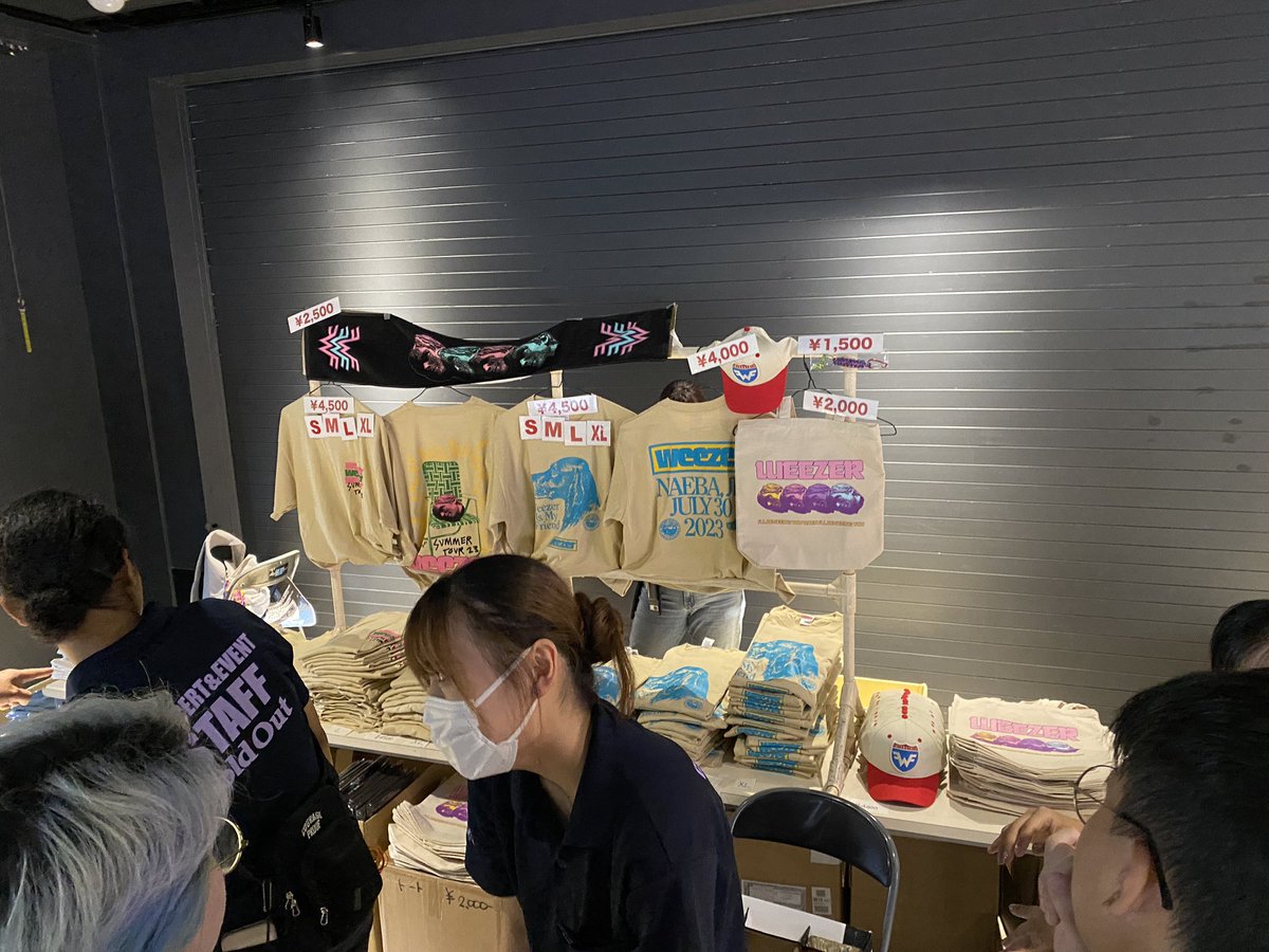 WooDSoN309's tweet photo. #WEEZER
#weezer
#ZeppOsakaBayside
#物販
Tシャツ2種類、トートバッグ、キャップ、キーホルダー、マフラータオル、です。 https://t.co/XaQ3URRFSd