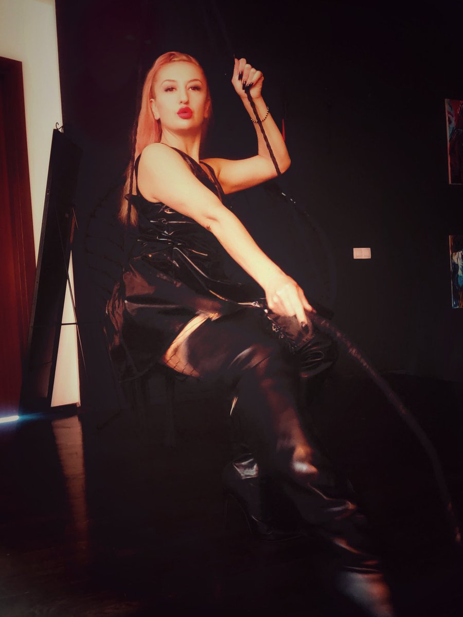 QueenMaria1111's tweet photo. My #fendom Task for #submisive 
Clean the house while wearing only a collar and leash and send me a picture 👠 https://t.co/14XPN7HlLw