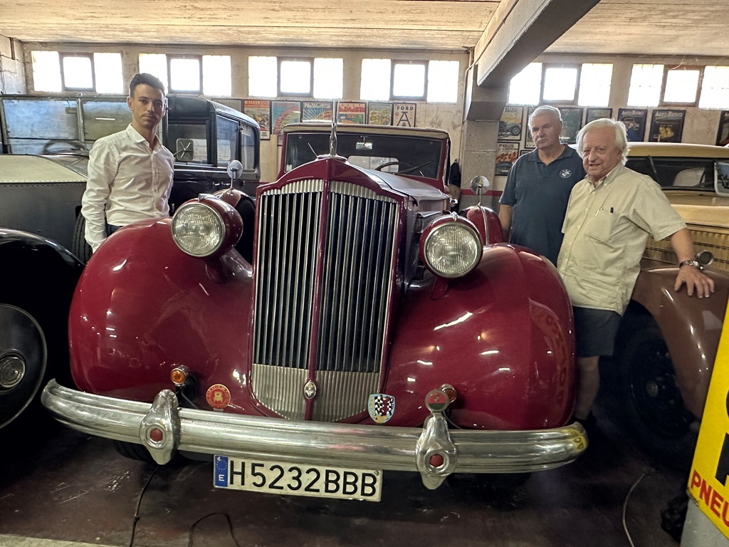 FiraMollerussa's tweet photo. L’Expoclàssic de Mollerussa calenta motors per al setembre amb exposicions de motos BMW i cotxes d’època
Notícia completa a: https://t.co/dqZBhe9OoZ
#expoclassic #mollerussa @ajdemollerussa @joelbastons #cotxesclassics #motosclassiques https://t.co/SwqtQ2RCwA