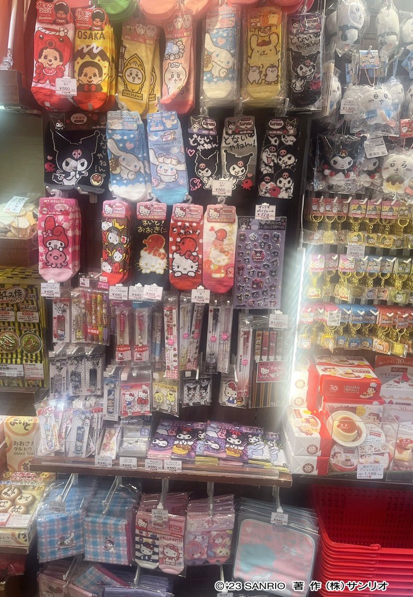 「「おもろいもん」から「ほんまもん」まで大阪みやげがそろう『いちびり庵 本店』では」|ご当地キティのイラスト