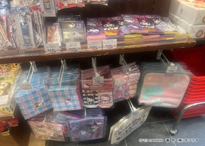 「おもろいもん」から「ほんまもん」まで大阪みやげがそろう『いちびり庵 本店』では「どないやねん!」と突っ込むクロミちゃんの靴下やタコ焼きとコラボしたシナモン靴下などご当地グッズが満載です。  店舗地図  #大阪 #観光 #ご当地サンリオキャラクターズ