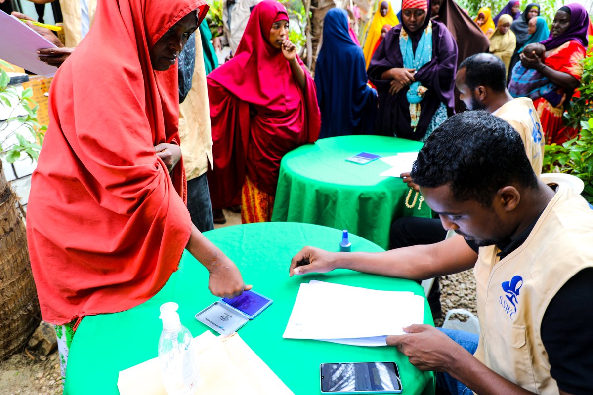 S_S_W_C's tweet photo. #SolarLanterns can significantly improve safety, especially for #women and #girls in IDP communities. 

Additionally, they enable schoolchildren to study at night.

Thanks to @DutchRelief for supporting this program.
@SomaliNexus https://t.co/Hmh2MiR6lp