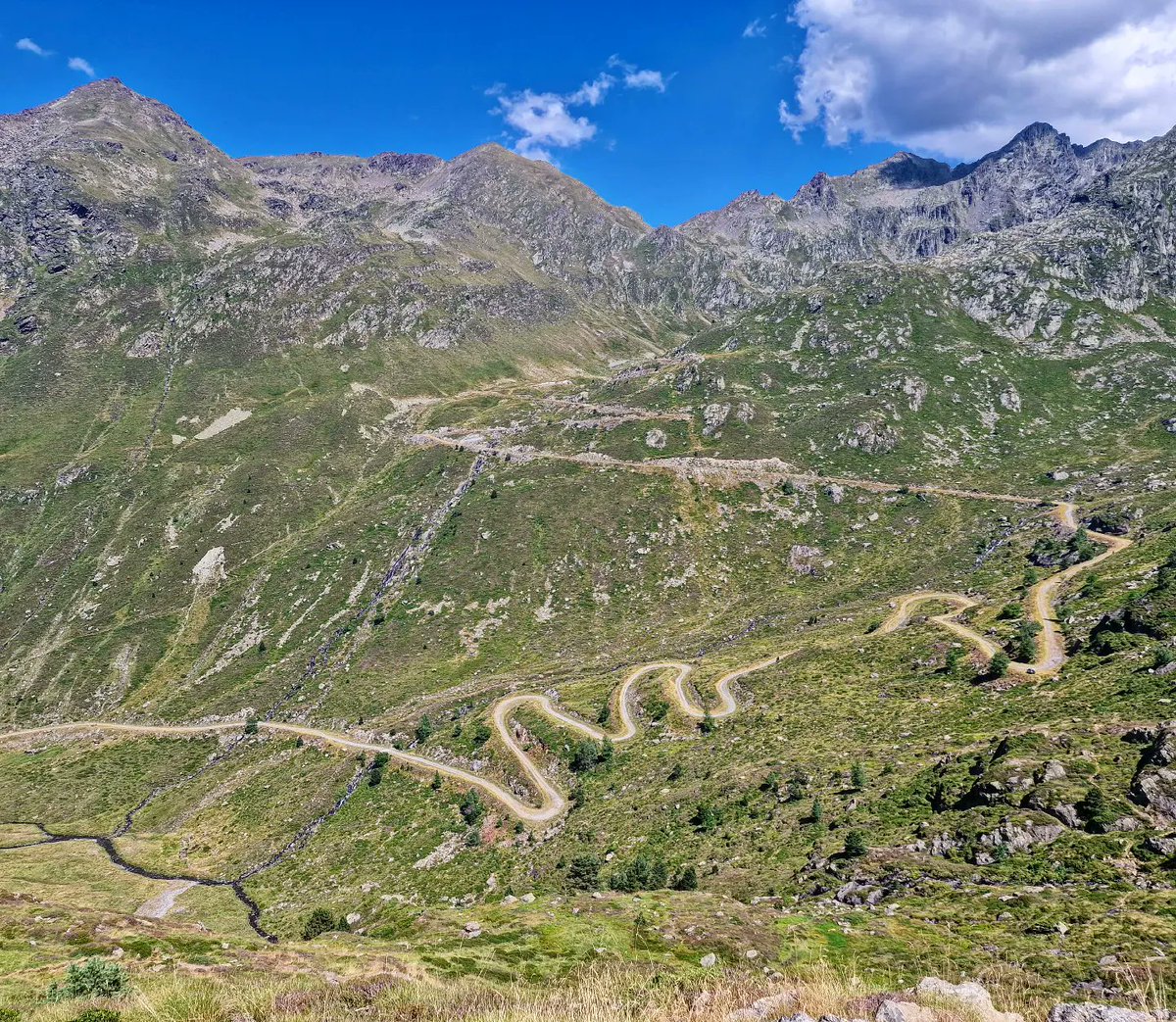 ricardrigall's tweet photo. La pista que puja cap a prop del Port de Rat des de Soulcem. #portderat #soulcem #auzat #arieja #ariège #bicicleta #btt #mtb #estiu2023 https://t.co/FXQ3cHesB5