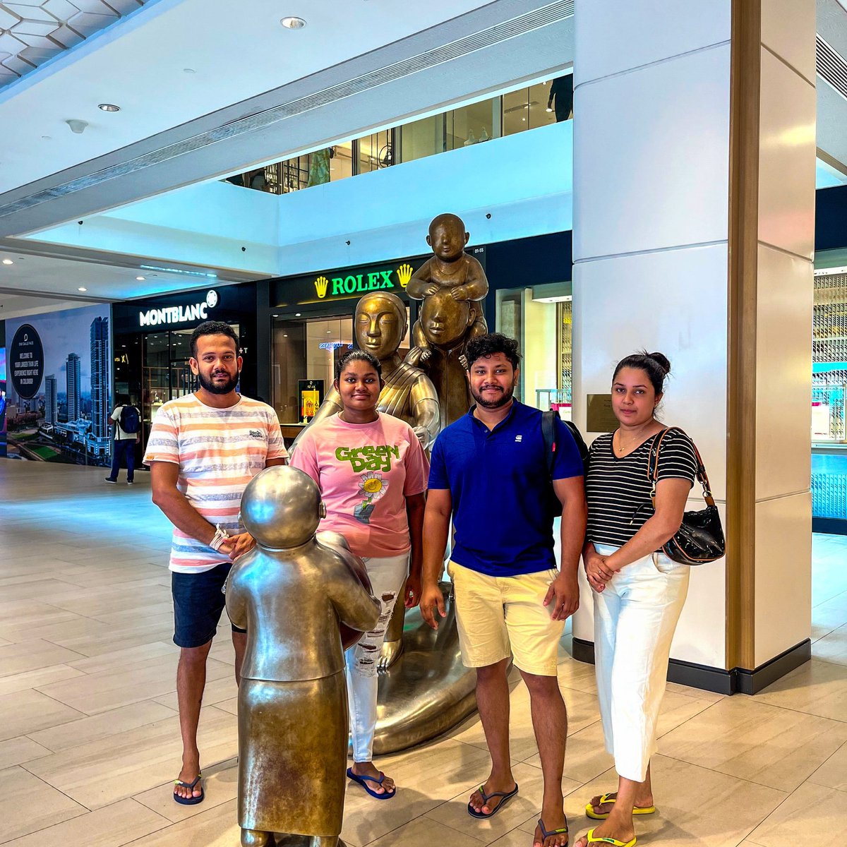 Sajith_Ayesh's tweet photo. V i b e____❤
C o l o m b o  T o u r  T i m e____🌳 🍔 🥧 🍖 🍗

#OneGalleFaceMall #ShoppingWithFamily https://t.co/9fQLhT2ydM